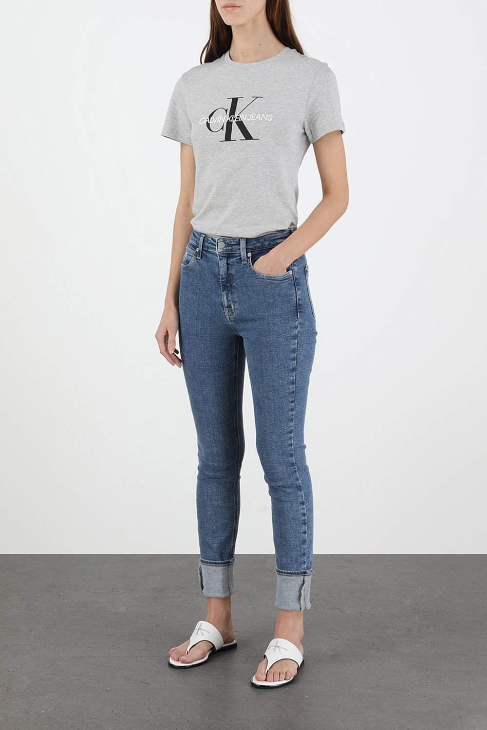 תמונת כל הלוק של Monogram Slim Tee In Grey